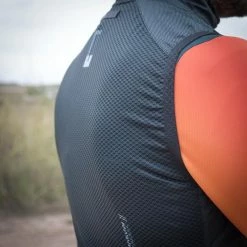 Gilet Gobik Plus 2.0 Dark Coal -Vélos Urbains Soldes Magasin chaleco plus 2 0 dark coal cold season 22 gobik 5 700x 700x700 2