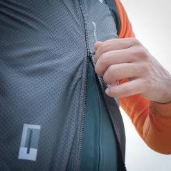 Gilet Gobik Plus 2.0 Dark Coal -Vélos Urbains Soldes Magasin chaleco plus 2 0 dark coal cold season 22 gobik 6 700x 700x700 5