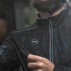 Veste De Pluie Gobik Pluvia True Black Unisex 2023 41 Veste De Pluie Gobik Pluvia True Black Unisex 2023 -Vélos Urbains Soldes Magasin chaqueta ligera impermeable pluvia true black cold season 22 gobik 6 700x 700x700 1