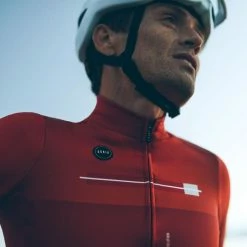 Maillot Manche Longue Gobik Cobble Crimson 69 Maillot Manche Longue Gobik Cobble Crimson -Vélos Urbains Soldes Magasin maillot cobble crimson hombre cold season 22 gobik 3 700x 700x700 5