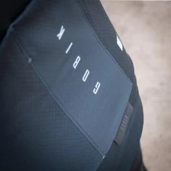 Maillot Manche Longue Gobik Cobble Dark Coal 56 Maillot Manche Longue Gobik Cobble Dark Coal -Vélos Urbains Soldes Magasin maillot cobble dark coal hombre cold season 22 gobik 3 700x 700x700 5