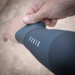 Maillot Manche Longue Gobik Cobble Dark Coal 73 Maillot Manche Longue Gobik Cobble Dark Coal -Vélos Urbains Soldes Magasin maillot cobble dark coal hombre cold season 22 gobik 4 700x 700x700 9