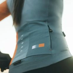 Maillot Manche Longue Gobik Cobble Nectarine Femme 33 Maillot Manche Longue Gobik Cobble Nectarine Femme -Vélos Urbains Soldes Magasin maillot cobble nectarine mujer sparrow cold season 22 gobik 6 700x 700x700 1