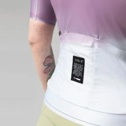 Maillot Manche Courte Gobik Attitude 2.0 Glycine Femme 2023 46 Maillot Manche Courte Gobik Attitude 2.0 Glycine Femme 2023 -Vélos Urbains Soldes Magasin maillot mujer mc attitude2.0 wisteria caps dye gobik 9 700x700 2