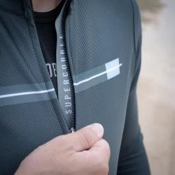 Maillot Manche Longue Gobik SuperCobble Dark Coal -Vélos Urbains Soldes Magasin maillot supercobble hombre dark coal cold season 22 gobik 3 700x 700x700 1